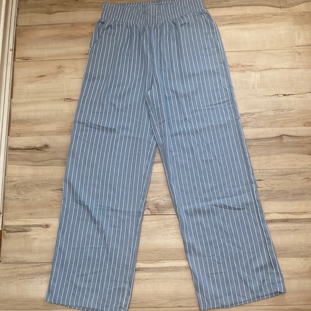 NWOT Z Avenue USA Size L/XL Wide Leg dress Pants. Blue with White Stripes.
